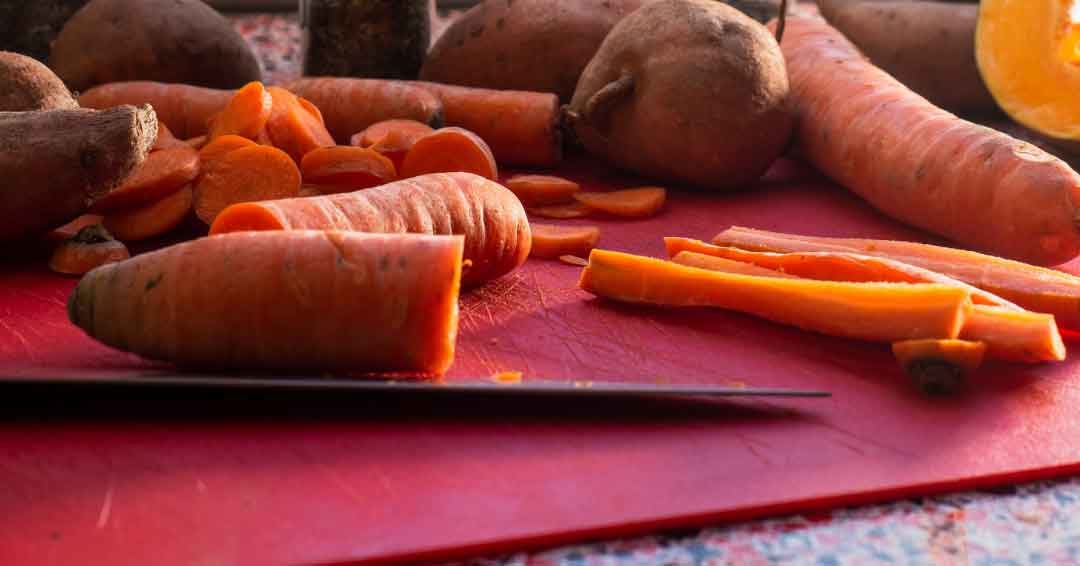 adding vegetables into the kibble